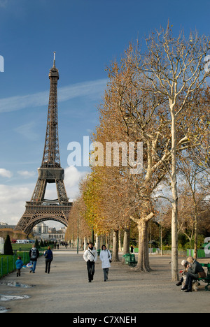 La Tour Eiffel, du Champ de Mars, Paris. Banque D'Images