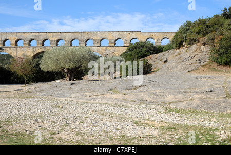 Pont ancien aqueduc romain du 1er siècle appelé Pont du Gard sur Gard, près de Remoulins, Gard departement en France Banque D'Images