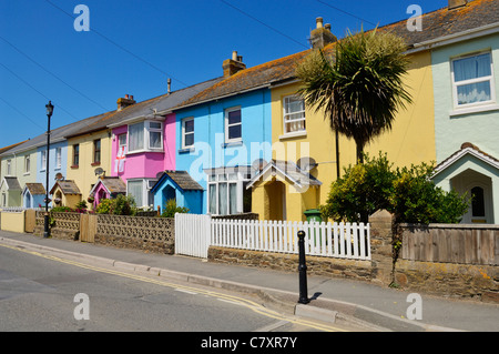 Cottages en terrasse colorés sur Golf Links Road à la station balnéaire de Westward Ho!, Devon, Angleterre. Banque D'Images