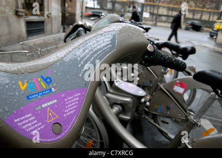 Service de location de vélos Vélib' sur la rue Cambon, au large de la rue de Rivoli, Paris. Banque D'Images