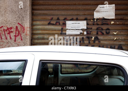 Signe bizarre : Pas de stationnement, l'effondrement du bâtiment. Palerme, Sicile, Sicile, Italie Banque D'Images