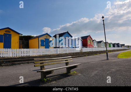 Cabines de plage le long du front de mer de la station balnéaire de Westward Ho !, Devon, Angleterre. Banque D'Images