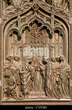 Milan - Détail de la principale porte de bronze - le mariage de la Vierge Marie à Joseph, Lodovico Pogliaghi, 1906 Banque D'Images