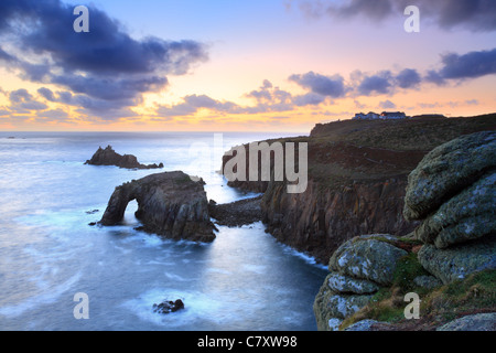 Fin des terres Arch Rock,et de la mer, de la pile et le Dodnan Enys chevalier armé, Cornwall, England, UK Banque D'Images