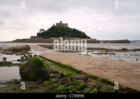 St Michaels Mount, à marée révélant le causeway, Cornwall Banque D'Images