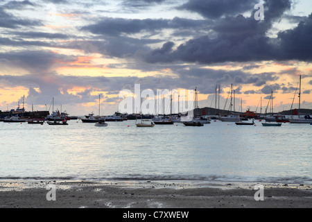 Hugh Town Harbour à partir de la plage de Porth Mellon, St Marys, Penzance, Cornwall, stormy sunset Banque D'Images