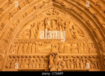 Paris - détail d'un côté portail de la cathédrale de Notre Dame de nuit Banque D'Images