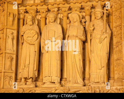 Paris - détail d'un côté portail de la cathédrale de Notre Dame de nuit Banque D'Images