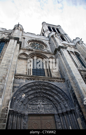 Paris - portail ouest de la cathédrale gothique Saint Denis Banque D'Images