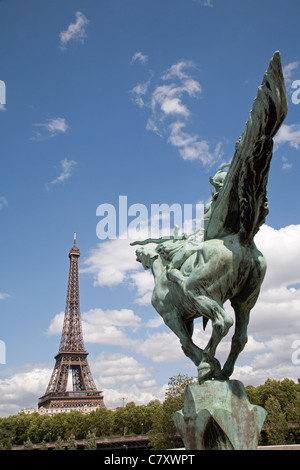 Paris - Tour Eiffel et statue de Jeanne d'Arc par Holger Wendekinch Banque D'Images