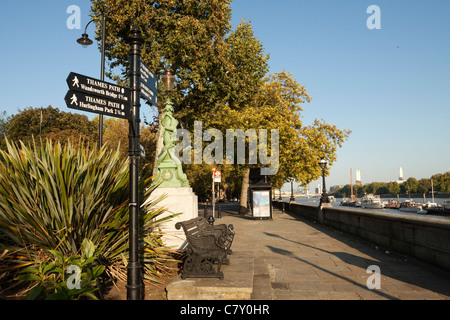 Thames Path, Chelsea Embankment, London, England, UK Banque D'Images