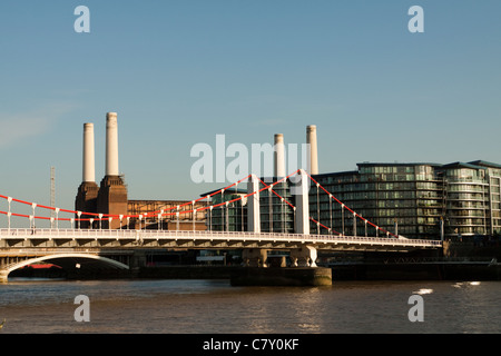 Chelsea Bridge avec Batteersea Power Station en arrière-plan, London, England, UK Banque D'Images