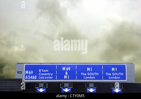 Autoroute M1 southbound signe de Derby en direction de Londres, Derbyshire, Angleterre, RU Banque D'Images