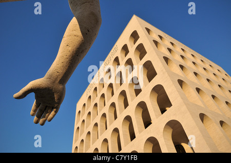 Rome. L'Italie. EUR. Palazzo della Civiltà Italiana aka Palazzo della Civiltà del Lavoro. Banque D'Images