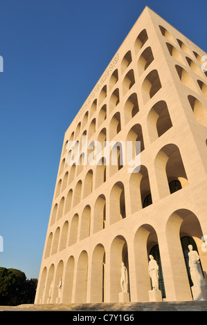 Rome. L'Italie. EUR. Palazzo della Civiltà Italiana aka Palazzo della Civiltà del Lavoro. Banque D'Images