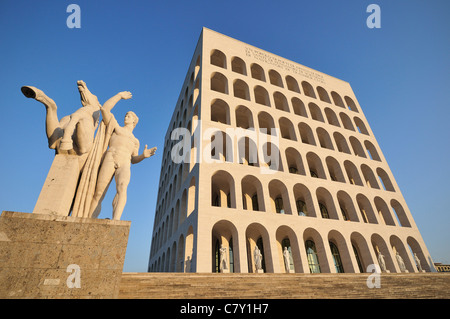 Rome. L'Italie. EUR. Palazzo della Civiltà Italiana aka Palazzo della Civiltà del Lavoro. Banque D'Images