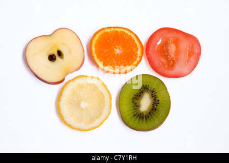 Symbole olympique fait de 5 morceaux de fruits Banque D'Images