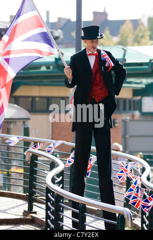 L'homme sur pilotis portant un Union Jack au canal 24 Banbury Banque D'Images