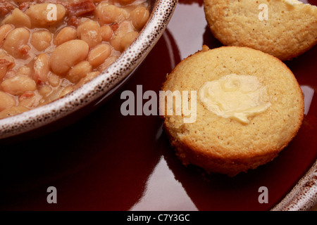 Gros plan de la soupe de haricots et maïs beurré sur pain plats en céramique Banque D'Images