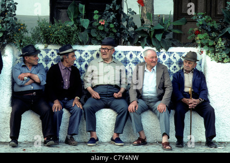 Cinq hommes vieux chat dans village andalou, dans les Alpujarras Région de l'Espagne Banque D'Images