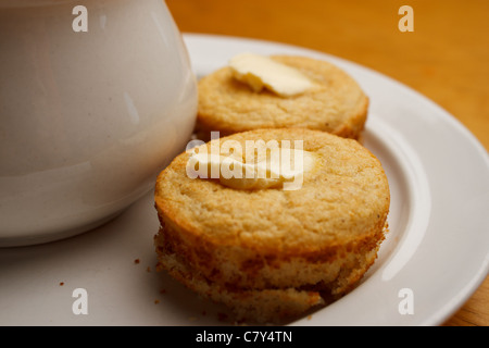 Style Cupcake cornbread beurré sur une plaque blanche avec un bol de soupe Banque D'Images