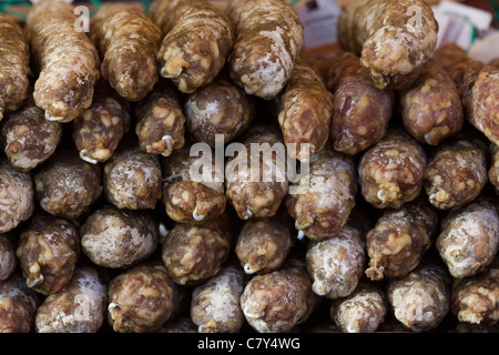 La venaison et aromatisée à l'ail saucisses français en vente sur un marché français Banque D'Images