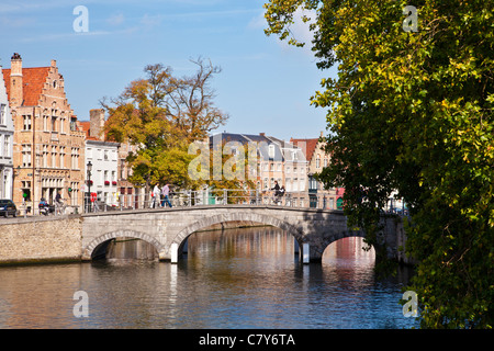 Vue sur canal et le pont le long du Langerei à Bruges (Brugge), Belgique. Banque D'Images