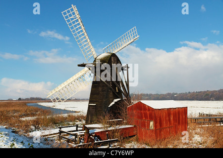 Scène d'hiver de Herringfleet Smock Mill (Windpump), The Norfolk and Suffolk Broads, River Waveney, Suffolk, Angleterre, Royaume-Uni Banque D'Images