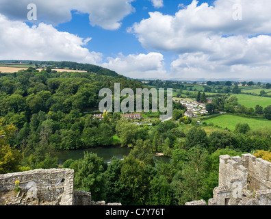 Vue sur la campagne du Shropshire des murs de Ludlow Castle, Ludlow, Shropshire, England, UK Banque D'Images