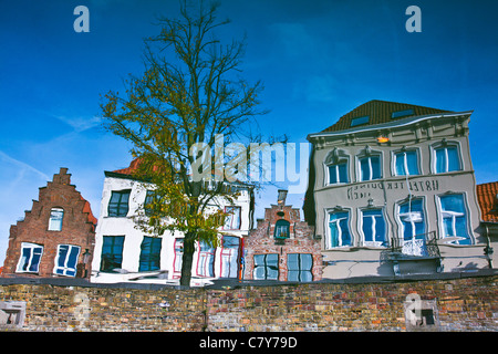 Réflexions de maisons typiques le long du canal Langerei à Brugge (Bruges), Flandre, Belgique. L'image a été inversée. Banque D'Images