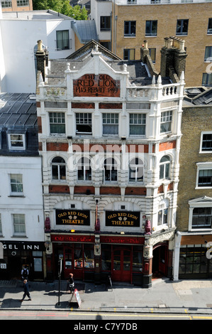 L'ancien théâtre, Red Lion Pub ou public house St John Street pris de dessus Islington Londres Angleterre Royaume-uni Banque D'Images