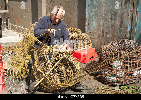 Newlyn, Cornwall, UK - Un pêcheur faisant lobster pot Banque D'Images
