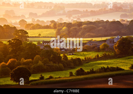 Un automne précoce lever du soleil sur la colline de Martinsell sur la vallée de Pewsey dans le Wiltshire, England, UK Banque D'Images