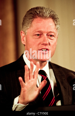 Le président Bill Clinton fait une pause pendant un événement dans l'East Room de la Maison Blanche le 13 janvier 1999 Banque D'Images