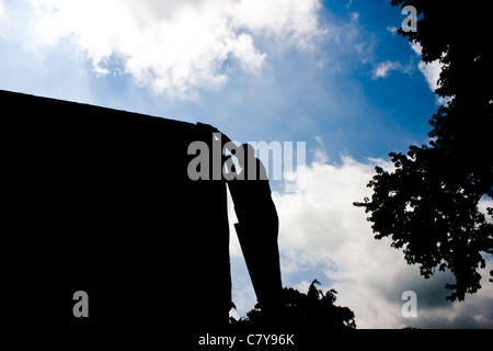 L'homme sur dernier silhouetté contre le ciel bleu Banque D'Images