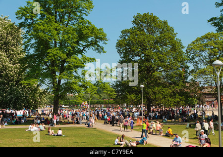 Des foules de visiteurs et de touristes dans les jardins de Bancroft, Stratford-upon-Avon, Warwickshire, Angleterre, Royaume-Uni Banque D'Images