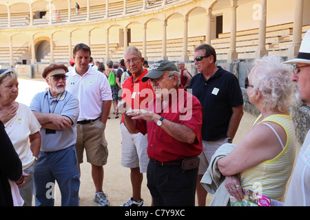 Tour guide 'Paco' explique aux visiteurs sur les arènes de Ronda, Andalousie, Espagne Banque D'Images