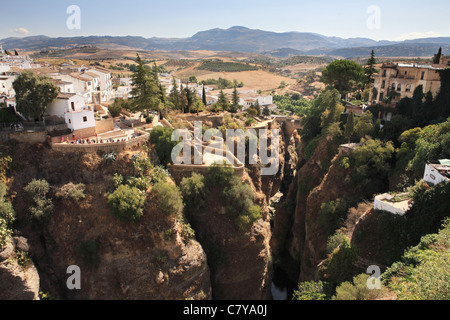 Vue de la gorge d'El Tajo avec le vieux pont arabe ou dans l'arrière-plan, Ronda, Andalousie, Espagne Banque D'Images