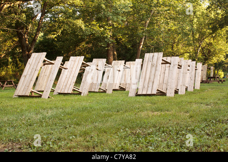 Rangées de tables de pique-nique debout dans un parc camping Banque D'Images