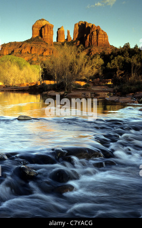 USA, Cathedral Rock sur Oak Creek de Sedona Arizona au coucher du soleil Banque D'Images