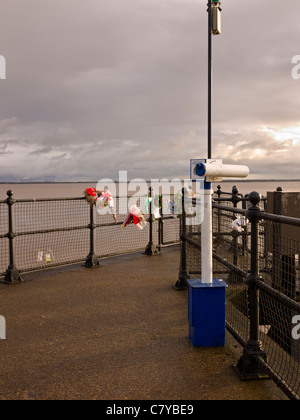 Fleurs Memorial, au bord de la coque sur la rivière Humber, East Yorkshire, Angleterre Banque D'Images