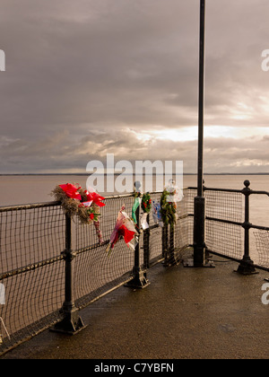 Fleurs Memorial, au bord de la coque sur la rivière Humber, East Yorkshire, Angleterre Banque D'Images