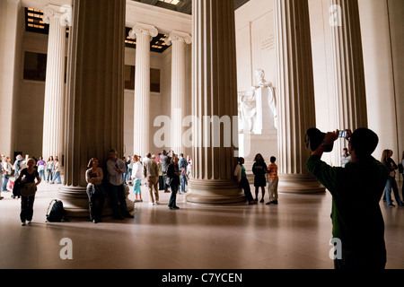 Les touristes au Lincoln Memorial, Washington DC USA Banque D'Images