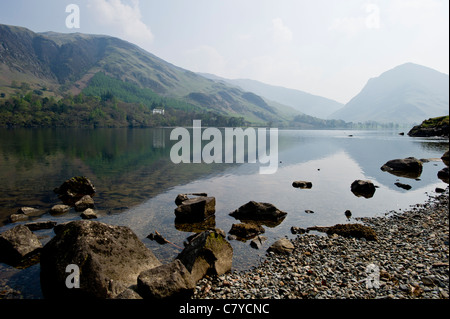 Morning Mist - Crummock Water dans le Lake District en Angleterre Banque D'Images