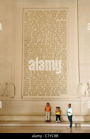 Trois enfants noirs américains en vertu de l'article le texte intégral de l'Adresse de Gettysburg, le Lincoln Memorial, Washington DC USA Banque D'Images