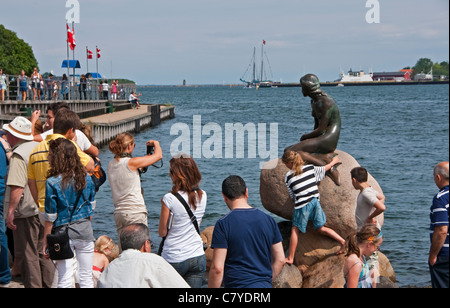 Les touristes entourent la statue de la petite sirène dans le port de Copenhague Banque D'Images