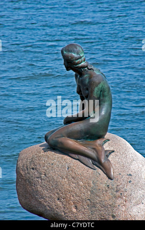 Statue de la petite sirène dans le port de Copenhague Banque D'Images