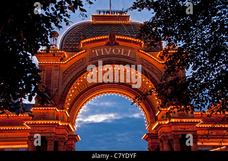 Entrée éclairée la nuit à Tivoli Gardens amusement park à Copenhague Banque D'Images