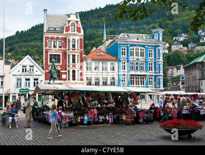 Vagsallmenningen marché de souvenirs à côté de la place du marché de poisson dans le centre de Bergen Banque D'Images