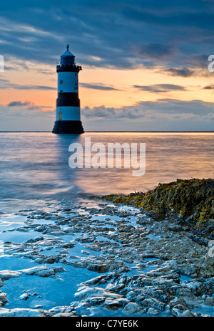 L'aube à Penmon Point phare, Penmon, Isle of Anglesey, au nord du Pays de Galles, Royaume-Uni Banque D'Images
